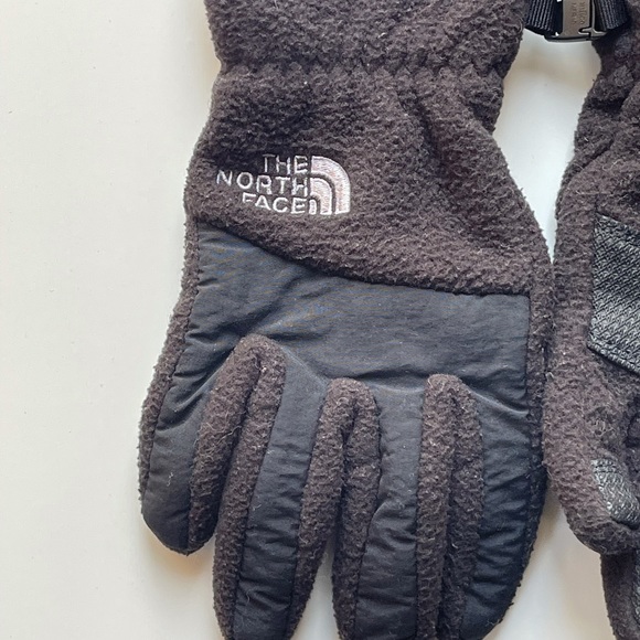 Tʜᴇ ɴᴏʀᴛʜ ғᴀᴄᴇ ɢʟᴏᴠᴇs - Picture 2 of 4